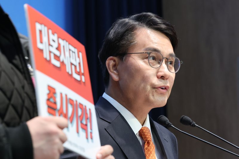 [서울=뉴시스] 권창회 기자 = 윤상현 국민의힘 의원이 25일 오후 서울 여의도 국회 소통관에서 열린 윤석열 대통령 탄핵 반대, 정치의 정상화 등을 촉구하는 대학생들의 기자회견에서 발언하고 있다. 2025.02.25. kch0523@newsis.com