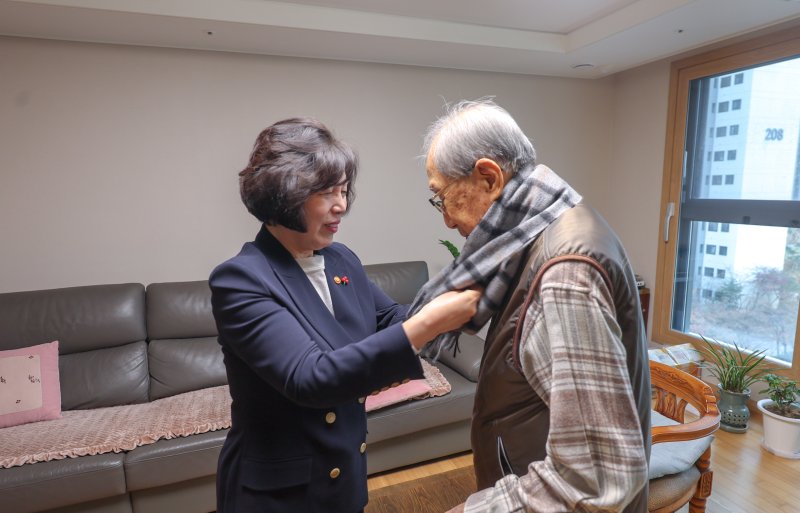 [서울=뉴시스] 정병혁 기자 = 강정애 국가보훈부 장관이 1일 오전 광복 80주년을 맞은 을사년 첫 날 서울시 송파구에 계시는 김영관 애국지사의 자택을 방문하여 신년인사를 드리고 있다.(사진=국가보훈부 제공) 2025.01.01. photo@newsis.com *재판매 및 DB 금지