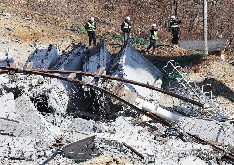 서울세종고속도로 건설 공사 사고 현장 살펴보는 관계자들 (출처=연합뉴스)
