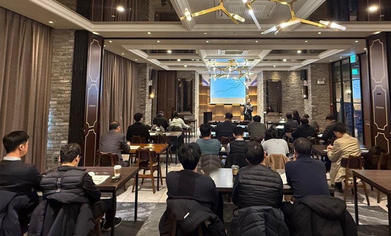 김대종 경영학부 교수가 25일 충남 아산시 마들렌에서 '트럼프 25% 고관세, 한국생존전략, 2025년 경제전망' 특강을 개최했다. (사진=세종대 제공) *재판매 및 DB 금지