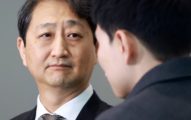 안덕근 산업통상자원부 장관이 26일 오전 인천국제공항 제2터미널을 통해 미국의 관세 조치에 대한 한국 예외 요청 및 양국 경제 협력 방안 등을 논의하기 위해 미국 워싱턴으로 출국 전 취재진과 인터뷰를 하고 있다. 2025.2.26/뉴스1 ⓒ News1 김진환 기자