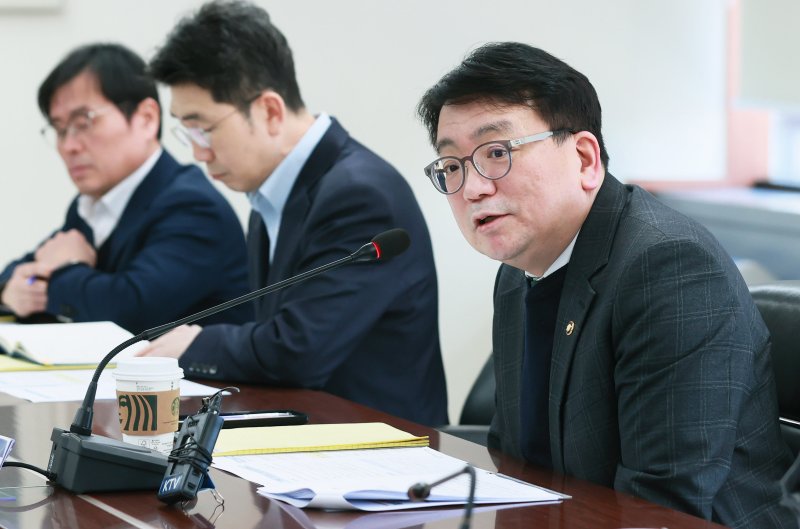 최남호 산업통상자원부 2차관이서울 종로구 석탄회관 대회의실에서 제2차 석탄발전 전환 협의체 회의를 주재하고 있다. (산업통상자원부 제공. 재판매 및 DB 금지) 2025.2.21/뉴스1