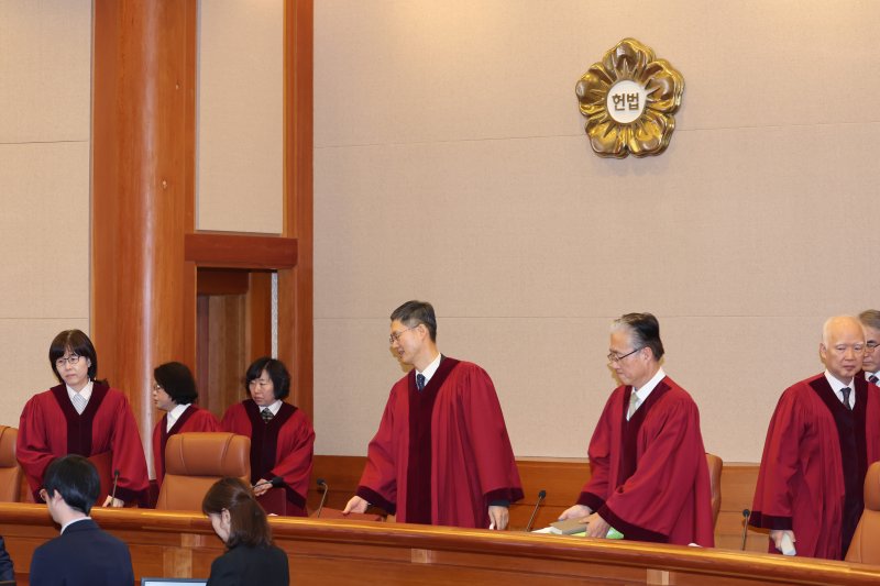 문형배 헌법재판소장 권한대행과 재판관들이 27일 서울 종로구 헌법재판소 대심판정에서 열린 마은혁 재판관 후보자 불임명 관련 권한쟁의심판 선고에 입장하고 있다. 헌재는 이날 일부 인용결정을 내렸다. 권한 침해는 인용하되 지위 확인 등 나머지 청구는 각하했다. (공동취재) 2025.2.27/뉴스1 ⓒ News1 김성진 기자