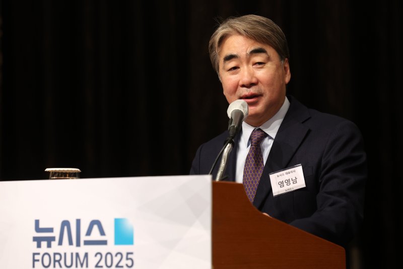 [서울=뉴시스] 홍효식 기자 = 염영남 뉴시스 대표이사 사장이 27일 오전 서울 중구 소공동 롯데호텔에서 열린 2025 뉴시스 금융 포럼 '2025년 금융정책 방향'에서 인사말을 하고 있다. 2025.02.27. yesphoto@newsis.com