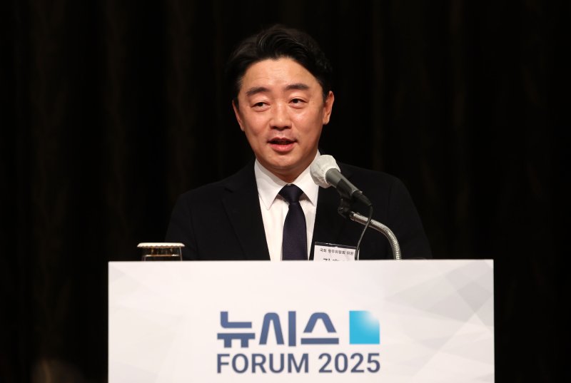 [서울=뉴시스] 홍효식 기자 = 강훈식 국회 정무위원회 소속 더불어민주당 의원이 27일 오전 서울 중구 소공동 롯데호텔에서 열린 2025 뉴시스 금융 포럼 '2025년 금융정책 방향'에서 축사를 하고 있다. 2025.02.27. yesphoto@newsis.com