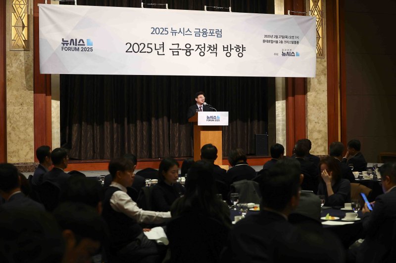 [서울=뉴시스] 김근수 기자 = 강명구 국회 정무위원회 소속 국민의힘 의원이 27일 오전 서울 중구 소공동 롯데호텔에서 열린 2025 뉴시스 금융 포럼 '2025년 금융정책 방향'에서 축사를 하고 있다. 2025.02.27. ks@newsis.com