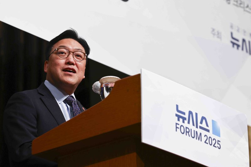 [서울=뉴시스] 김근수 기자 = 김병환 금융위원장이 27일 오전 서울 중구 소공동 롯데호텔에서 열린 2025 뉴시스 금융 포럼 '2025년 금융정책 방향'에서 강연하고 있다. 2025.02.27. ks@newsis.com