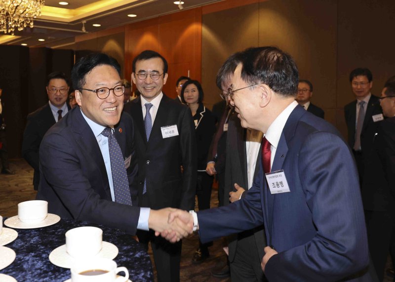 [서울=뉴시스] 김근수 기자 = 김병환 금융위원장이 27일 오전 서울 중구 소공동 롯데호텔에서 열린 2025 뉴시스 금융 포럼 '2025년 금융정책 방향'에서 조용병 은행연합회장과 인사를 나누고 있다. 2025.02.27. ks@newsis.com