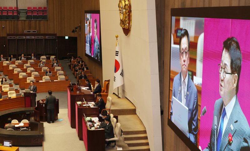 [서울=뉴시스] 조성우 기자 = 최상목 대통령 권한대행 부총리 겸 기획재정부 장관이 13일 오후 서울 여의도 국회에서 열린 제422회 국회(임시회) 제5차 본회의 경제 분야 대정부질문에서 박지원 더불어민주당 의원 질의에 답변하고 있다. 2025.02.13. xconfind@newsis.com