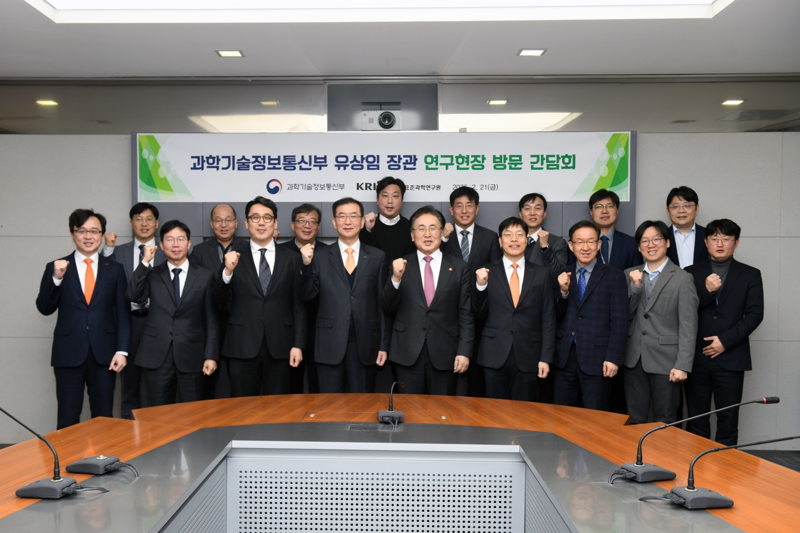 대전시 한국표준과학연구원에서 열린 '양자과학기술 간담회'에 참석한 유상임 장관, 이호성 한국표준과학연구원 원장, 서용성 에이엠시지 대표이사가 기념촬영을 하고 있다. 에이엠시지 제공