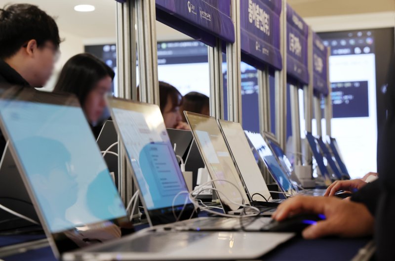 [부산=뉴시스] 하경민 기자 = 올해 3월 도입을 앞둔 'AI 디지털교과서 상설 전시회'가 열린 18일 부산 북구 SW·AI교육거점센터에서 지역 교사들이 AI 디지털교과서를 살펴보고 있다. 2025.02.18. yulnetphoto@newsis.com