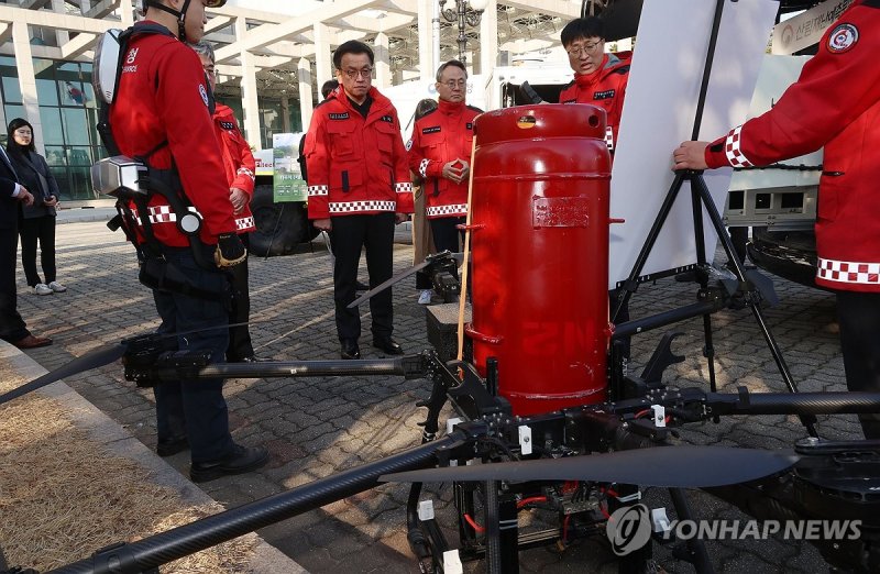 산불진화장비 설명 듣는 최상목 권한대행 (출처=연합뉴스)