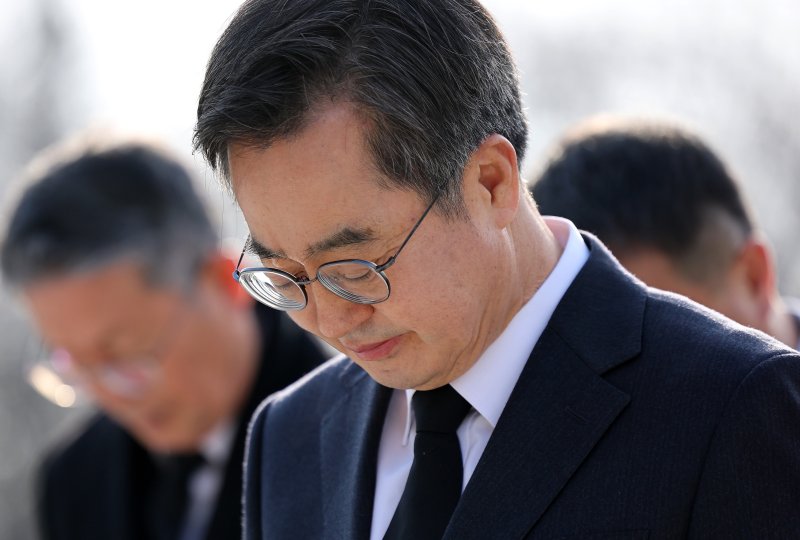 [대구=뉴시스] 이무열 기자 = 김동연 경기도지사가 27일 대구 달서구 두류공원 2·28민주운동기념탑을 찾아 참배하고 있다. 2025.02.27. lmy@newsis.com