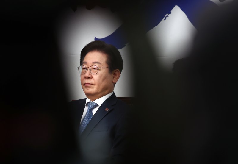 이재명 더불어민주당 대표가 26일 오전 서울 여의도 국회에서 열린 최고위원회의에서 생각에 잠겨 있다. 2025.2.26/뉴스1 ⓒ News1 김민지 기자