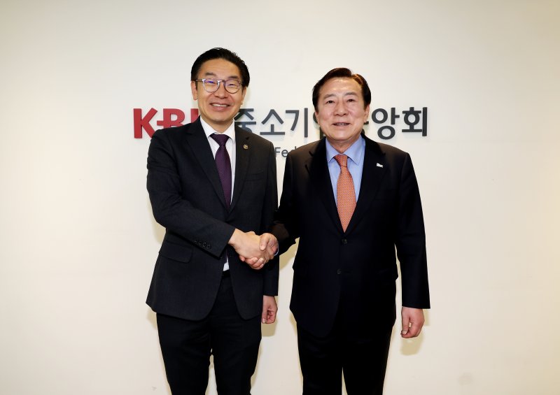 김완기 특허청장(왼쪽)과 김기문 중기중앙회장이 27일 만나 포즈를 취하고 있다. (중기중앙회 제공)