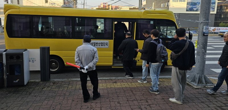파주시가 근로자를 위해 운영중인 적성일반산업단지 무료 통근버스. (파주시 제공, 재판매 및 DB금지)