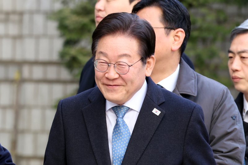 이재명 더불어민주당 대표가 26일 오후 서울 서초구 고등법원에서 열린 공직선거법위반 결심 공판에 출석하고 있다. 2025.2.26/뉴스1 ⓒ News1 김명섭 기자