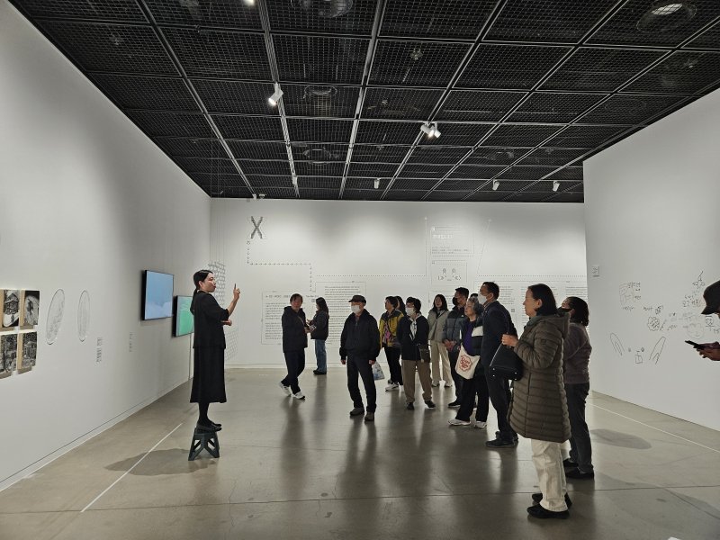 수원시립미술관이 운영하는 '누구나 즐기는 미술관' 수어해설 전경. 수원시립미술관 제공
