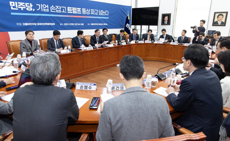 김태년 더불어민주당 경제안보특별위원회 위원장이 27일 오전 서울 여의도 국회에서 열린 민주당 경제안보특별위원회 간담회에서 발언을 하고 있다. 2025.2.27/뉴스1 ⓒ News1 이재명 기자