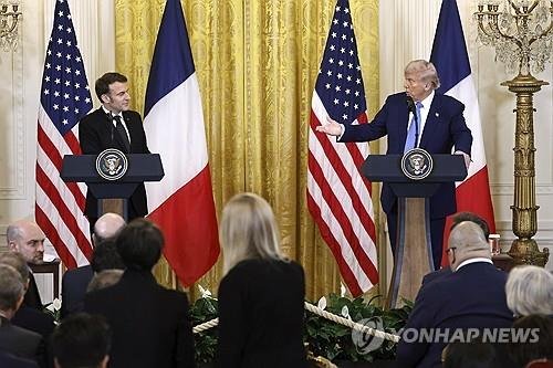 마크롱과 트럼프 (출처=연합뉴스)