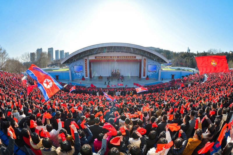 (평양 노동신문=뉴스1) = 북한 노동당 기관지 노동신문은 27일 평양시 고급중학교(고등학교) 300여 명 졸업반 학생들이 최전방 국경 초소들로 용약 탄원(자원)했다고 보도했다. [국내에서만 사용가능. 재배포 금지. DB 금지. For Use Only in the Republic of Korea. Redistribution Prohibited] rodongphoto@news1.kr