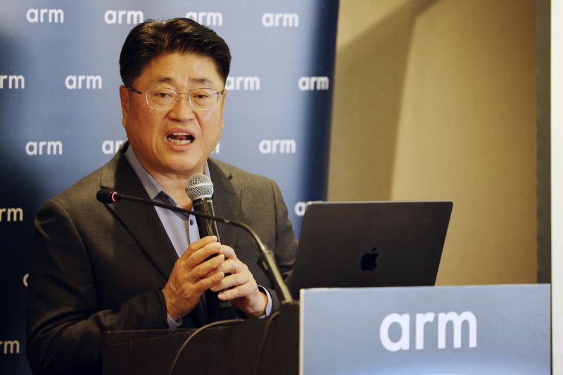 황선욱 Arm 코리아 사장이 27일 서울 중구 소공로 더 플라자 호텔에서 열린 Arm 2025 엣지 플랫폼 발표 기자간담회에서 발언을 하고 있다. 뉴스1