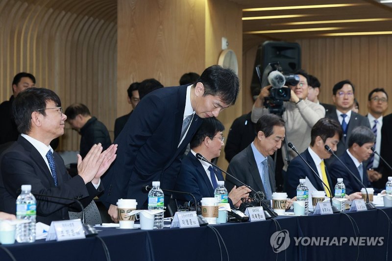 인사하는 이복현 금감원장 (출처=연합뉴스)