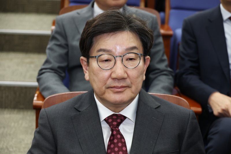 권성동 국민의힘 원내대표가 27일 오전 서울 여의도 국회에서 열린 의원총회에서 참석해 생각에 잠겨 있다. 2025.2.27/뉴스1 ⓒ News1 이광호 기자