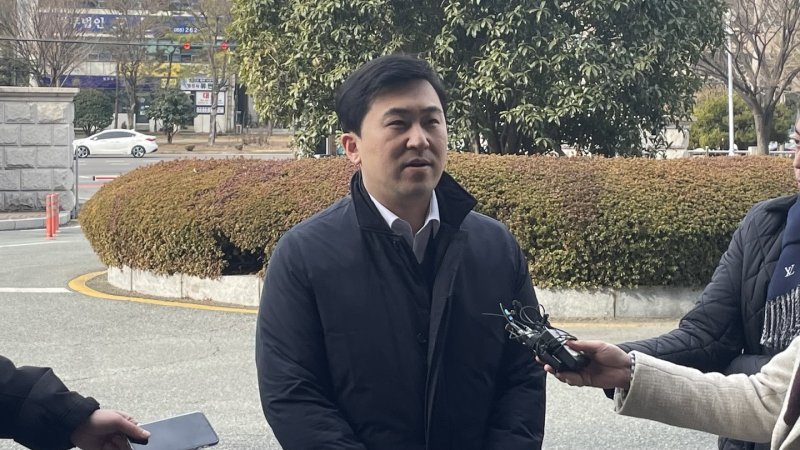 명태균 측 여태형 변호사가 27일 창원지검 앞에서 취재진 질문에 답하고 있다.2025.2.27/뉴스1 강정태 기자
