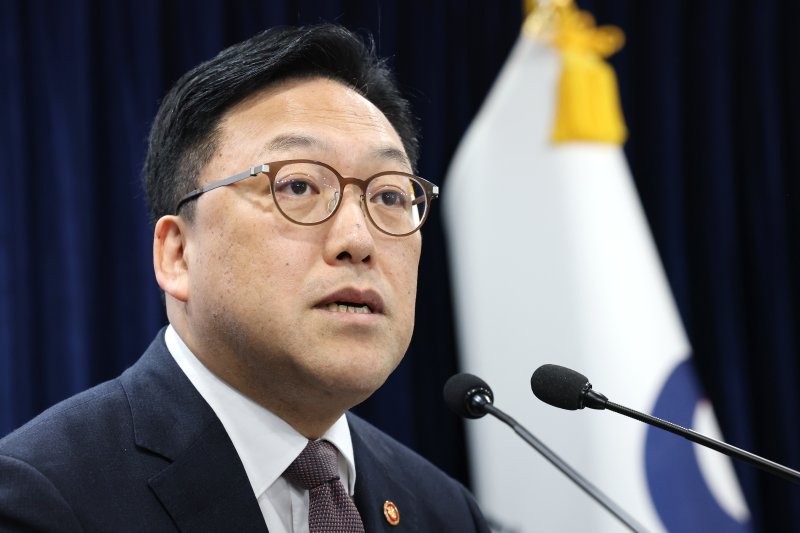 김병환 금융위원회 위원장이 24일 오전 서울 종로구 정부서울청사에서 열린 정례 기자간담회에서 발언을 하고 있다. 2025.2.24/뉴스1 ⓒ News1 임세영 기자