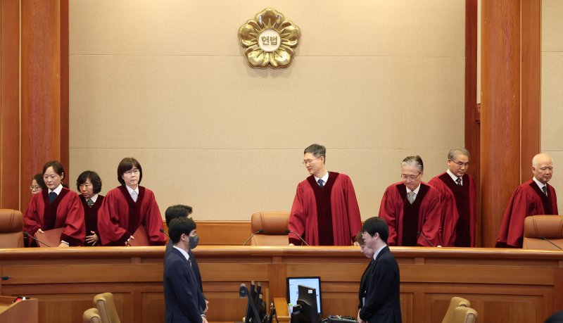 문형배 헌법재판소장 권한대행을 비롯한 헌법재판관들이 27일 오전 서울 종로구 헌법재판소에서 열린 우원식 국회의장이 최상목 대통령 권한대행 부총리 겸 기획재정부 장관을 상대로 낸 마은혁 후보자의 임명 보류 관련 권한쟁의심판 등 사건에 참석하고 있다. 2025.2.27/뉴스1 ⓒ News1 김성진 기자