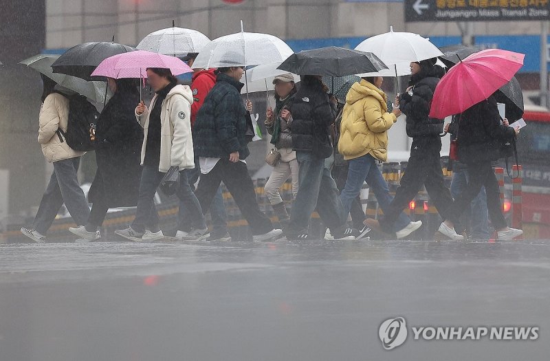 겨울비 내리는 거리 (출처=연합뉴스)