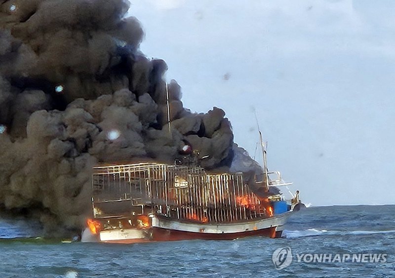 부안 왕등도 인근 해상서 어선 화재 (출처=연합뉴스)