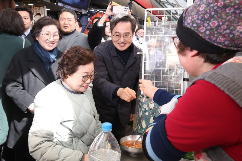 김동연 경기도지사가 배우자인 정우영 여사와 함께 2월 27일 오후 대구 중구 서문시장을 찾아 상인과 인사 나누고 있다. 뉴스1