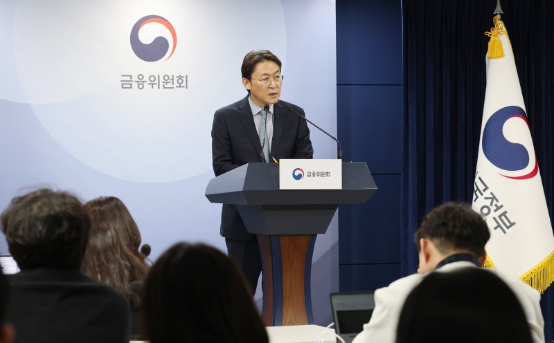 권대영 금융위원회 사무처장이 지난 26일 서울 종로구 정부서울청사에서 가계부채 관리방안 관련 브리핑을 하고 있다. 2025.2.27/뉴스1 ⓒ News1 임세영 기자