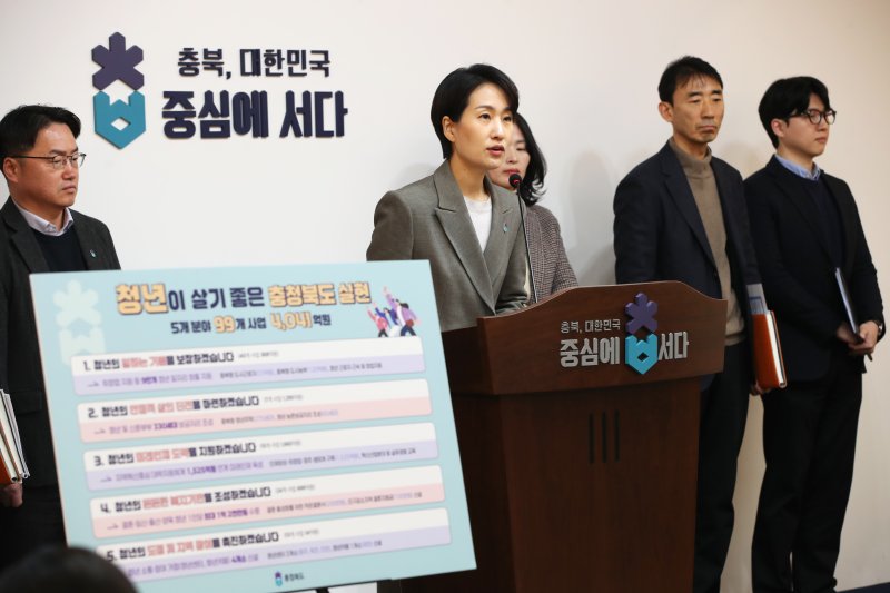 [청주=뉴시스] 김수민 충북도 정무부지사가 27일 청주시 상당구 문화동 충북도청 브리핑룸에서 올해 추진하는 99개 청년 정책 사업을 설명하고 있다.(사진=충북도 제공) 2025.02.27. photo@newsis.com *재판매 및 DB 금지