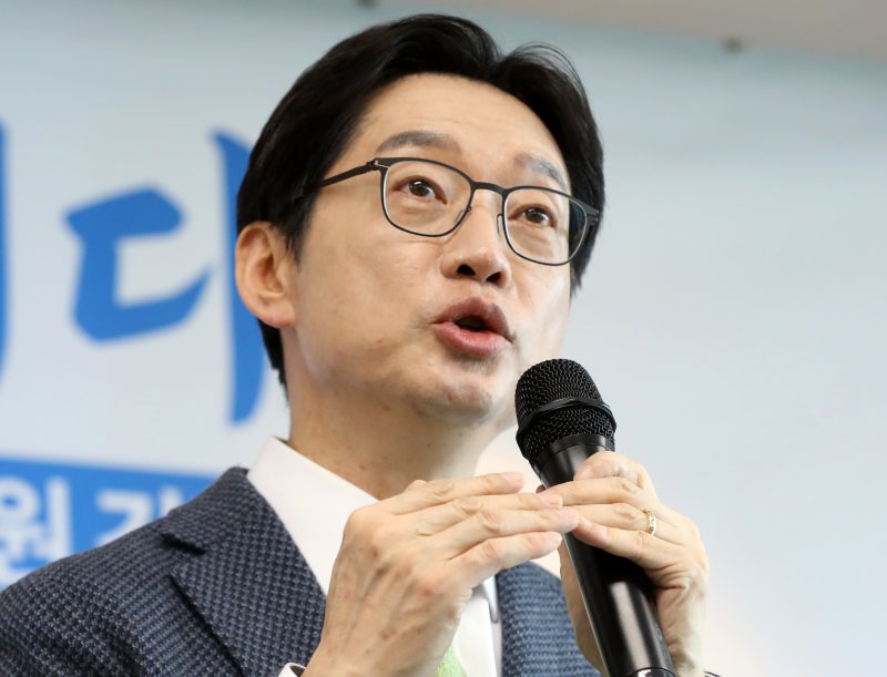 김경수 전 경남도지사가 27일 경남 창원시 의창구 더불어민주당 경남도당 대회의실에서 열린 경남 민주당원 간담회에서 발언하고 있다. 2025.2.27/뉴스1 ⓒ News1 윤일지 기자