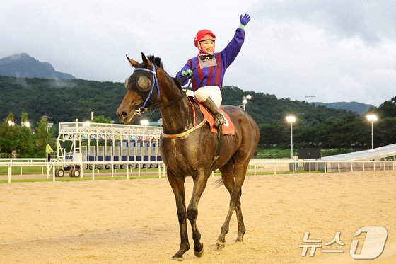 글로벌히트와 김혜선 기수(렛츠런파크 부산경남 제공. 재판매 및 DB 금지)