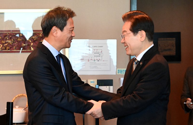 [서울=뉴시스] 국회사진기자단 = 이재명(오른쪽) 더불어민주당 대표가 27일 서울 영등포구 여의동의 한 음식점에서 임종석 전 대통령비서실장을 만나 악수하고 있다. 2025.02.27. photo@newsis.com