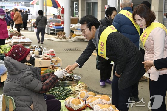 최경식 전북자치도 남원시장이 지난 설 명절 연휴 관내 전통시장을 방문, 직접 장을 보며 상인들과 대화를 나누고 민생안정지원금을 홍보하고 있다. (남원시 제공. 재판매 및 DB금지)/뉴스