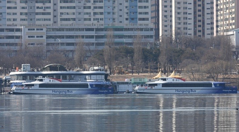 한강버스 여의도 선착장 도착 사진 (출처=연합뉴스)