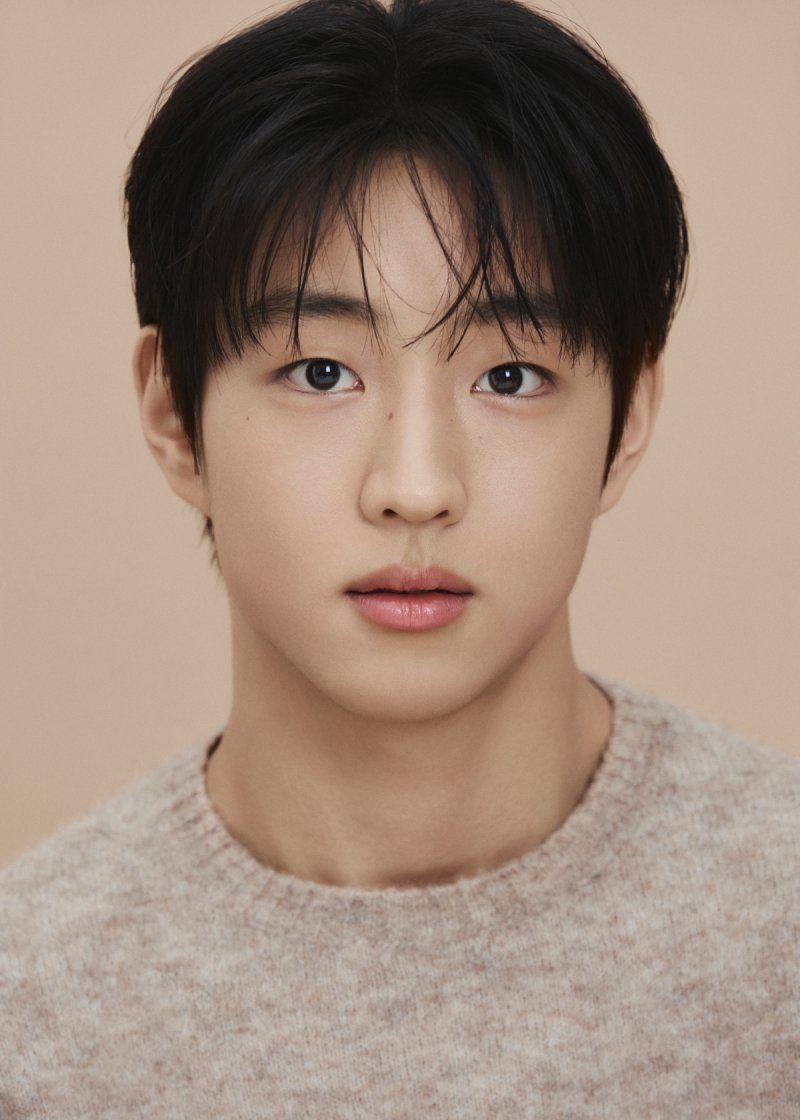 신민아·김우빈 소속사, 신예 허준서 전속계약 "최선 지원"