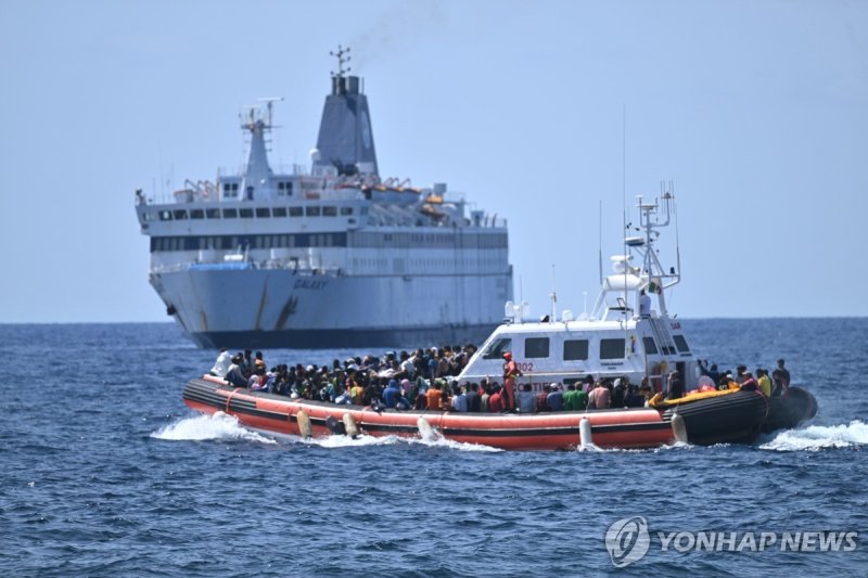 이주민 태운 보트 (출처=연합뉴스)