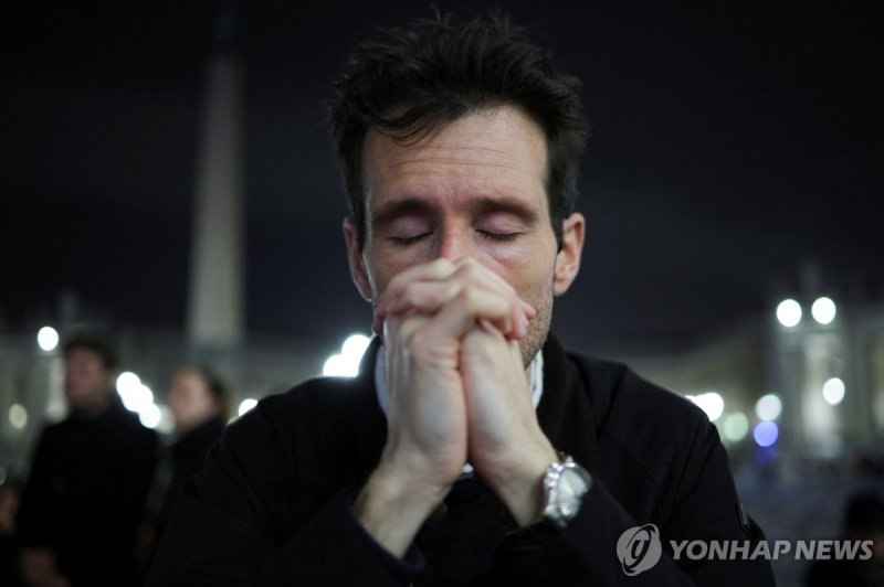 프란치스코 교황의 건강을 위해 기도하는 남자 (출처=연합뉴스)