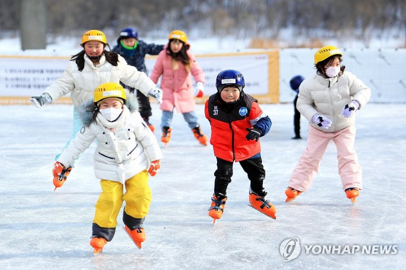 꽁꽁 언 인제군 갯골천서 '씽씽∼' (출처=연합뉴스)