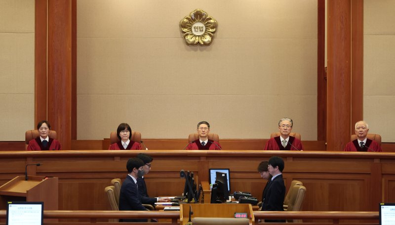 [서울=뉴시스] 김명년 기자 = 문형배 헌법재판소장 권한대행을 비롯한 헌법재판관들이 27일 오전 서울 종로구 헌법재판소에서 열린 우원식 국회의장이 최상목 대통령 권한대행 부총리 겸 기획재정부 장관을 상대로 낸 마은혁 후보자의 임명 보류 관련 권한쟁의심판 등 사건에 참석해 자리하고 있다.(공동취재) 2025.02.27. kmn@newsis.com