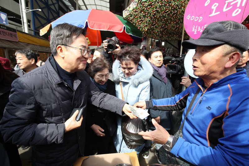 김동연 경기도지사가 배우자인 정우영 여사와 함께 27일 오후 대구 중구 서문시장을 찾아 딸기를 사고 있다. 2025.2.27/뉴스1 ⓒ News1 공정식 기자