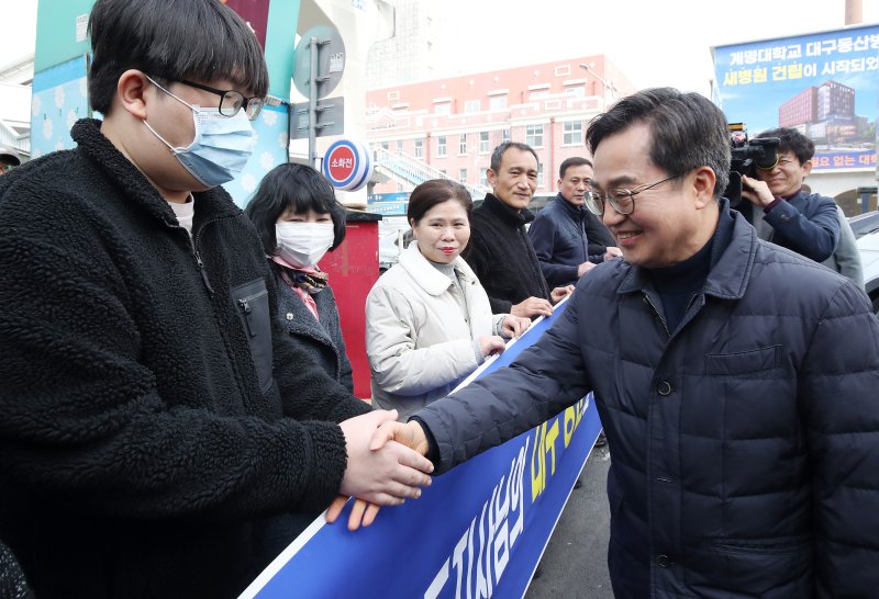 김동연 경기도지사가 27일 오후 대구 중구 서문시장을 찾아 지지자들과 인사 나누고 있다. 2025.2.27/뉴스1 ⓒ News1 공정식 기자