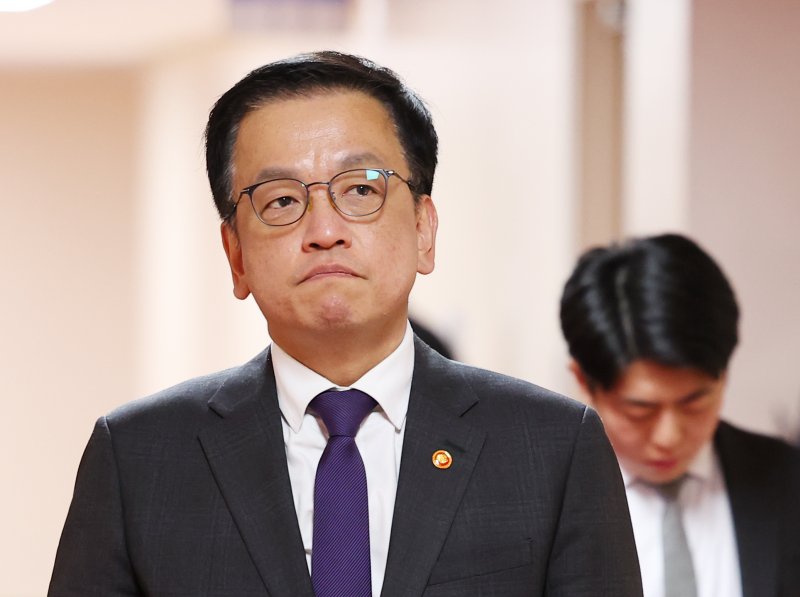 [서울=뉴시스] 최진석 기자 = 최상목 대통령 권한대행 부총리 겸 기획재정부 장관이 25일 정부서울청사에서 열린 국무회의에 입장하고 있다. 2025.02.25. myjs@newsis.com