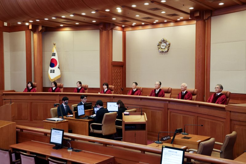 [서울=뉴시스] 김명년 기자 = 문형배 헌법재판소장 권한대행이 27일 서울 종로구 헌법재판소 대심판정에서 열린 마은혁 재판관 후보자 불임명 관련 권한쟁의심판 선고에 입장해 자리하고 있다.한편 헌재는 중앙선거관리위원회가 감사원의 직무감찰이 선관위의 권한을 침해했다며 제기한 권한쟁의심판에 대한 결정도 이날 선고한다.(공동취재) 2025.02.27. kmn@newsis.com